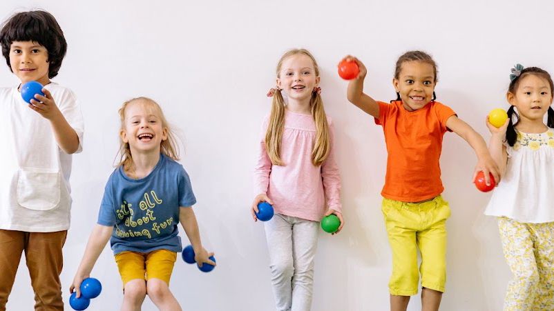 Børn leger med bolde
