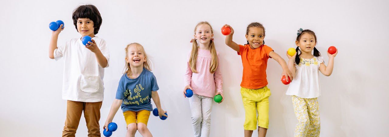 Børn leger med bolde